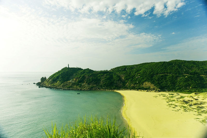 Bãi Môn là bãi biển đón bình minh sớm nhất so với các bãi biển khác trên đất liền của Việt Nam bởi bãi nằm dưới chân ngọn Núi Đèn - nơi được mệnh danh là Cực Đông của Tổ quốc. Ảnh: NgocTu.