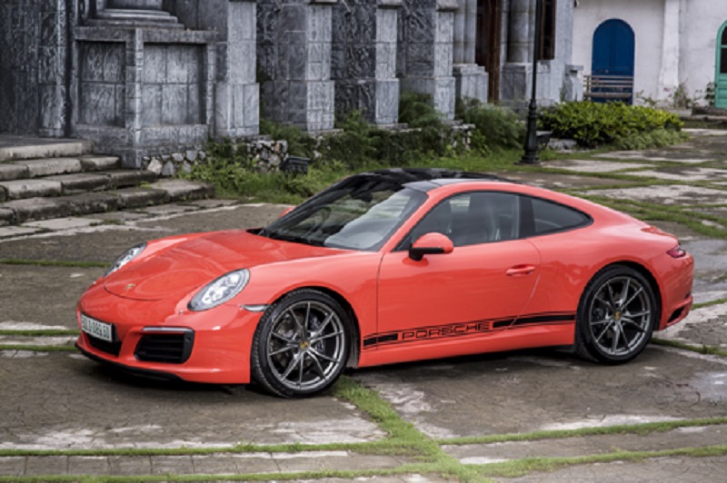 Porsche cung cấp chỉ 3 phiên bản 911 sử dụng động cơ nạp khí tự nhiên.