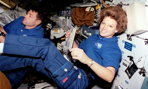 Eileen Collins là nữ phi hành gia chỉ huy tàu con thoi đầu tiên của NASA. Ảnh: Makers.