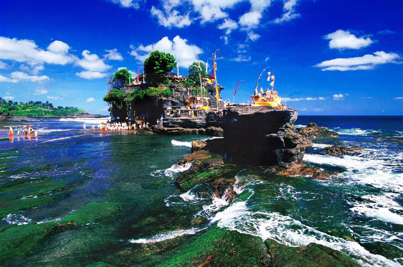 9. Indonesia. Đất nước nằm giữa Đông Nam Á và Châu Đại Dương. “Xứ sở vạn đảo” nổi tiếng với các địa danh du lịch như đảo Bali, đảo rồng Komodo, quần đảo Togean, Thủ đô Jakarta, đảo Karimunjawa…