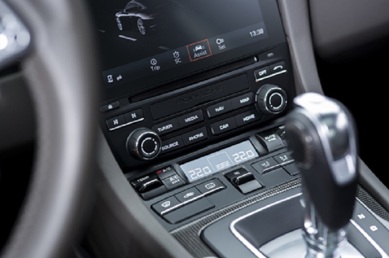 Hệ thống quản lý truyền thông PCM của Porsche được nâng cấp thông qua màn hình cảm ứng 7 inch.