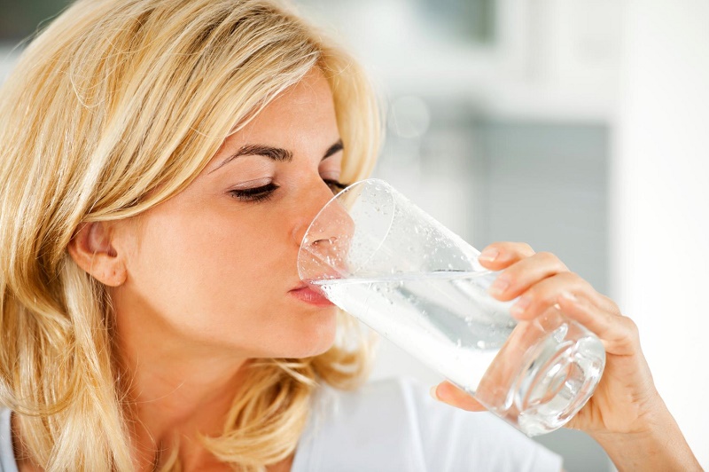 Uống nhiều nước giúp giảm nồng độ cồn trong cơ thể.