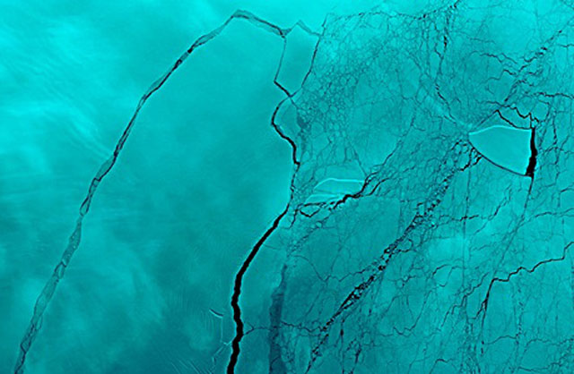 Vết nứt khổng lồ mới xuất hiện tại thềm băng Larsen C ở Nam Cực. Ảnh: RT.