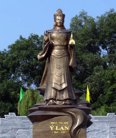Tượng Hoàng thái hậu Ỷ Lan ở chùa 
