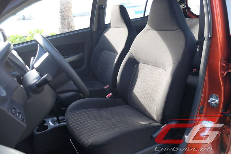 Là mẫu hatchback giá rẻ nên nội thất của Toyota Wigo 2017 sử dụng chất liệu nỉ và nhựa cứng.