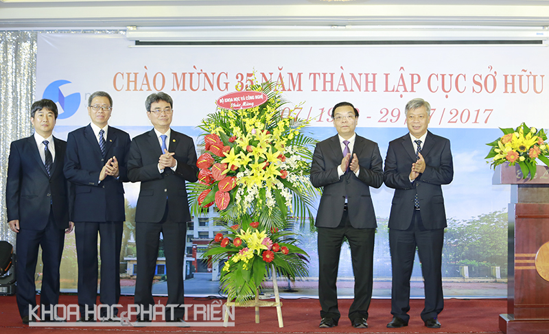  Bộ trưởng Bộ KH&CN Chu Ngọc Anh tặng hoa chúc mừng Cục SHTT nhân dịp 35 năm thành lập.