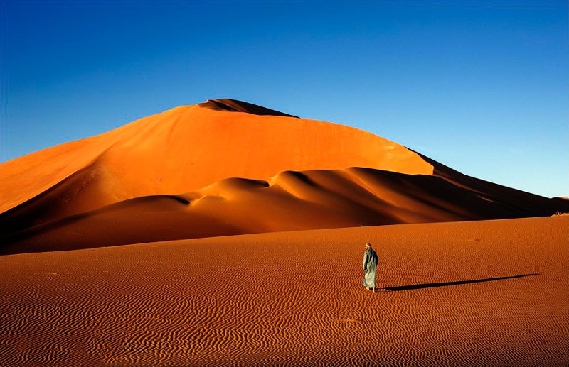 Mặc dù điều kiện khí hậu khắc nghiệt nhưng vẫn có những người “liều mạng” tới thám hiểm vẻ đẹp của sa mạc này.