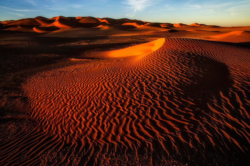 Sa mạc dài 1.000 km và rộng 500 km. Độ cao bề mặt của nó thay đổi từ 800m ở phía Tây Nam đến mức xung quanh mực nước biển ở phía Đông Bắc. 