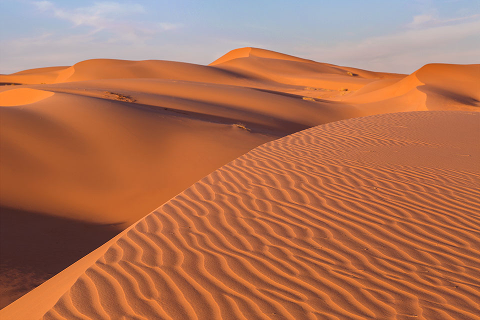 Ở khu vực phía Tây, sa mạc có thể lên tới độ cao 610m, cát rất mềm và mịn, trong khi đó ở phía đông, sa mạc chỉ còn cao 183m với những cồn cát và bãi muối. 