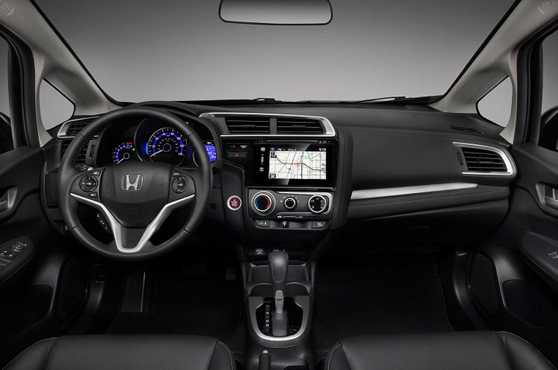 Về nội thất, phiên bản tiêu chuẩn của Honda Jazz 2023 được trang bị màn hình giải trí 6,2 inch, đầu CD, cổng kết nối USB, hỗ trợ nghe radio AM/FM. Vô lăng 3 chấu tích hợp các phím chức năng. 