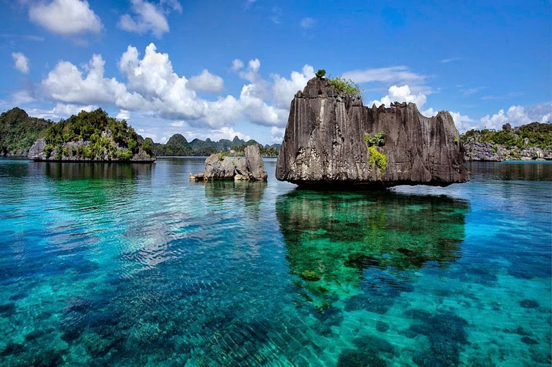 10. Raja Ampat (Four Kings). Là quần đảo bao gồm hơn 1.500 hòn đảo nhỏ. Raja Ampat là một phần của Tam giác San hô có chứa đa dạng sinh học biển giàu nhất trên trái đất. Nơi đây cũng có những rạn san hô đa dạng nhất trên Trái đất cùng 200 địa điểm lặn dành cho du khách.