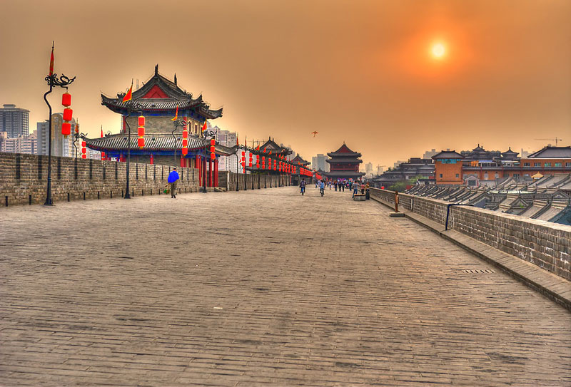 7. Tây An. Thành phố tỉnh lỵ tỉnh Thiểm Tây, Trung Quốc. Tây An là một trong 4 kinh đô trong lịch sử Trung Hoa và là kinh đô của 13 triều đại. Nó cũng là điểm kết thúc phía đông của Con đường tơ lụa huyền thoại. Thành phố có lịch sử hơn 3100 năm với tên gọi trong thời đấy Tràng An hay Trường An.