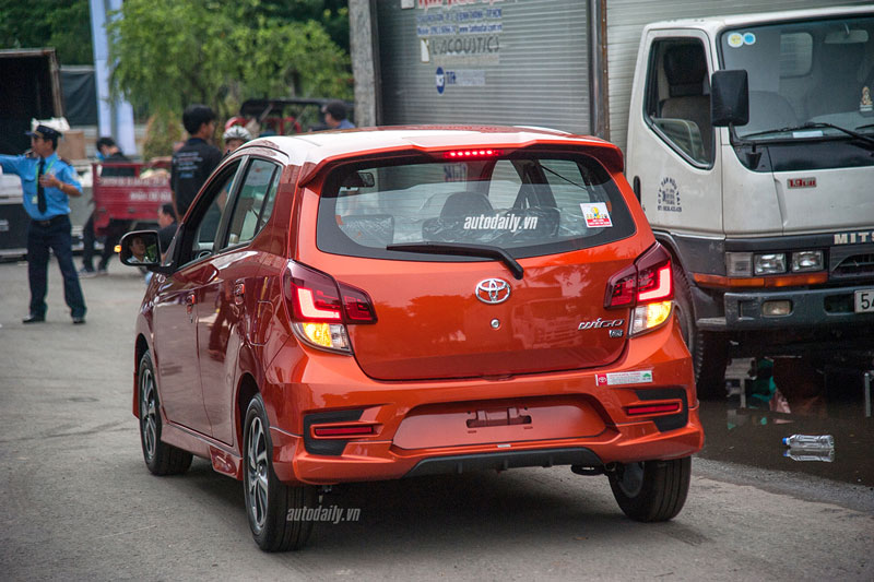 Toyota Wigo – đối thủ nặng kí của Hyundai Grand i10 xuất hiện tại Việt Nam. Toyota Wigo, mẫu Compact nhóm A cạnh tranh trực tiếp với Hyundai Grand i10 đã chính thức xuất hiện tại Việt Nam và sẵn sàng ra mắt người tiêu dùng vào ngày mai (1/8). (CHI TIẾT)