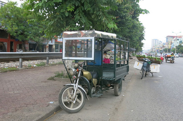 Hà Nội: Cả thành phố chỉ 30 xe ba bánh được cấp phép. Theo thống kê của Sở GTVT Hà Nội, hiện nay cả thành phố chỉ có 30 xe ba bánh được đăng ký, cấp phép hoạt động trên tổng số hơn 4.000 xe đang hoạt động. (CHI TIẾT)
