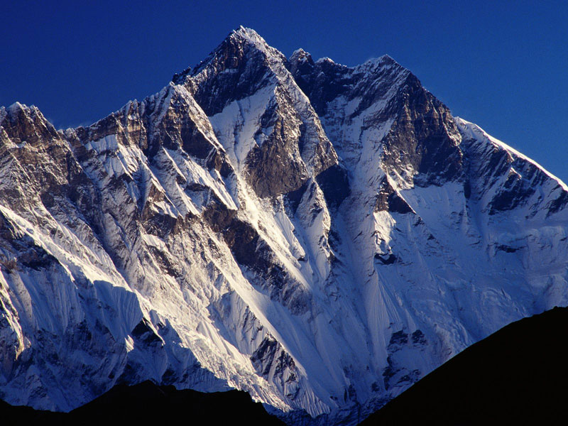 4. Núi Lhotse (Trung Quốc và Nepal). Chiều cao: 8.516m.