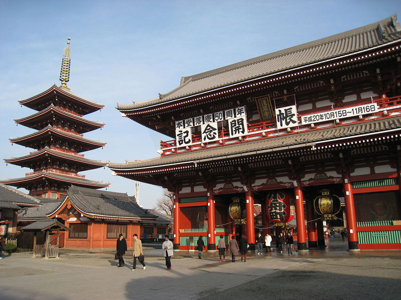 1. Chùa Sensoji. Là một ngôi chùa cổ nằm ở Asakusa, Taito, Tokyo, Nhật Bản. Đây là ngôi chùa cổ nhất của Tokyo (xây dựng năm 645) và là một trong những ngôi chùa quan trọng nhất ở đây. Ngôi chùa được xây dựng dành riêng cho việc thờ phụng Bồ Tát Quán Âm (Quán Thế Âm). 