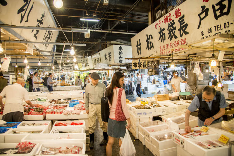 2. Chợ cá Tsukiji. Là chợ bán buôn cá, hải sản lớn nhất thế giới và cũng là một trong những chợ thực phẩm rộng nhất xét về mọi loại mặt hàng. Chợ nằm tại quận Tsukiji thuộc trung tâm Tokyo, nằm giữa sông Sumida và khu mua sắm Ginza cao cấp. Trong khi thị trường bán buôn bên trong đã hạn chế việc ra vào cho du khách, thị trường bán lẻ bên ngoài, các nhà hàng và cửa hàng cung cấp các mặt hàng liên quan đến nhà hàng vẫn là một điểm du lịch hấp cho cả du khách trong và ngoài nước.
