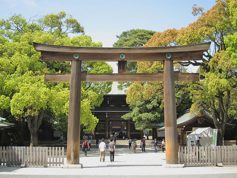 4. Đền thờ Thiên hoàng Minh Trị. Ngôi đền thờ thiên hoàng Minh Trị Meiji-Tenno và Hoàng Thái Hậu Shoken-kotaigo. Nó được xây dựng vào năm 1920. Trong các đền thờ, đây là đền thờ được xây dựng gần đây nhất. Xung quanh ngôi đền là rừng rậm rộng lớn, toàn bộ những cây trong rừng này đều là cây nhân tạo. Khi xây dựng ngôi đền này, người ta đã tập hợp nhiều cây từ khắp đất nước mặt trời mọc.