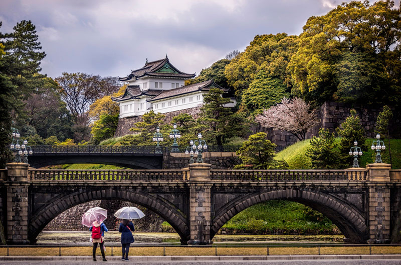 8. Hoàng cung Tokyo. Nơi cư trú chính của Nhật Hoàng. Khuôn viên Hoàng cung rộng lớn như một công viên, nằm trong khu Chiyoda của Tokyo. Nó gần ga tàu lửa Tokyo và có nhiều tòa nhà bao gồm cả cung điện chính, nhà riêng của gia đình Hoàng gia, kho lưu trữ, bảo tàng và các cơ quan hành chính. nó được xây dựng trên trang địa điểm thành Edo, tổng diện tích bao gồm các khu vườn là 7,41 km2.