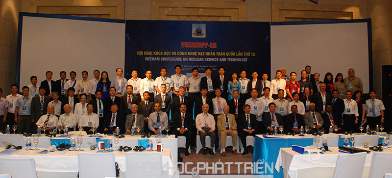 Thứ trưởng Phạm Công Tạc chụp ảnh lưu niệm cùng các đại biểu tham dự hội nghị
