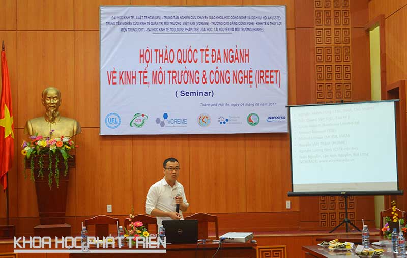 PGS-TS Nguyễn Mạnh Hùng đang trình bày đề tài “Tác động của hiện tượng xói lở bờ biển ở Việt Nam – Mô hình và thực nghiệm”