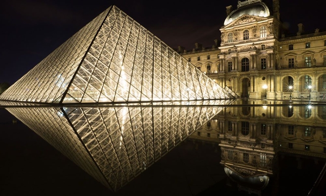 Kim tự tháp Louvre được xây bằng kính và kim loại nằm ở giữa sân bảo tàng Louvre, Paris, Pháp, theo Mother Nature Network. Công trình này cao 20,6 m với đáy hình vuông, mỗi cạnh dài 35 m. Đây là tác phẩm của Ieoh Ming Pei, kiến trúc sư nổi tiếng người Mỹ gốc Trung Quốc. Ảnh: Guy Lejeune.