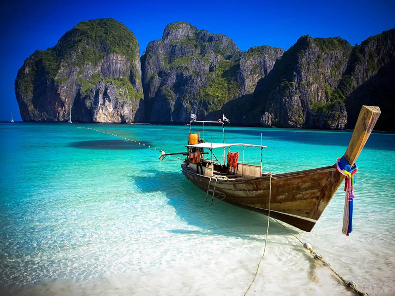 1. Đảo Phi Phi. Là quần đảo lớn nằm ngoài khơi Phuket, miền Nam Thái Lan. Đây được xem là một bãi biển khá nổi tiếng với các hoạt động du lịch và là bãi biển được mệnh danh là một trong những bãi biển sạch nhất thế giới. Đảo Phi Phi gồm 6 hòn đảo, đáng kể nhất và nổi tiếng là đảo Phi Phi Don, Phi Phi Leh và vịnh Maya.