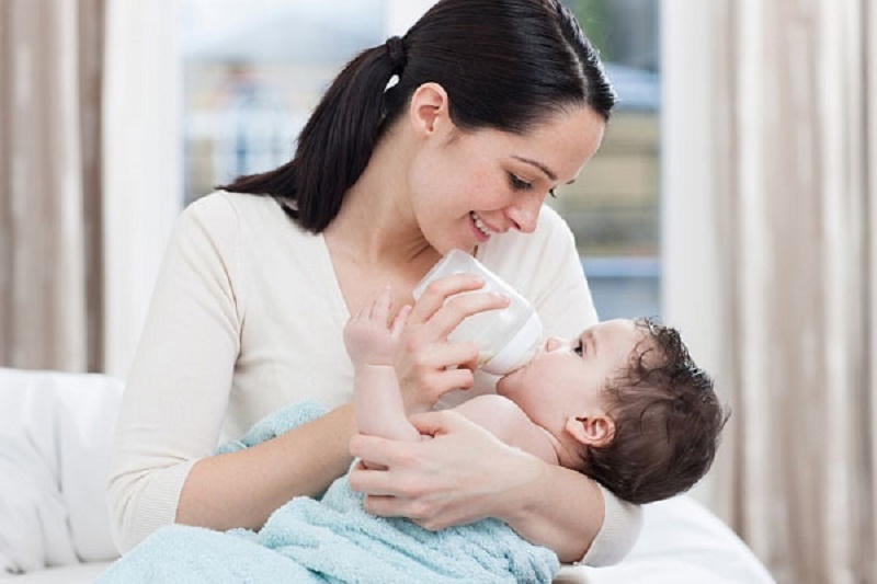 Cho trẻ bú đúng tư thể giúp ngăn ngừa và khắc phục hiện tượng trào ngược.