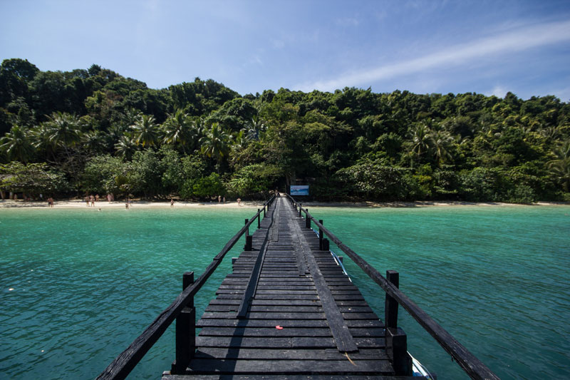 6. Vườn quốc gia Mu Ko Chang. Nằm ở Ko Chang, tỉnh Trat, miền Đông Thái Lan. Nó là công viên quốc gia biển với diện tích khoảng 650 km2. Nơi đây có hơn 52 đảo. Hòn đảo đáng chú ý nhất trong quần đảo này là Ko Chang. Được thành lập vào năm 1982, nó được IUCN xếp loại II để vệ các rạn san hô.
