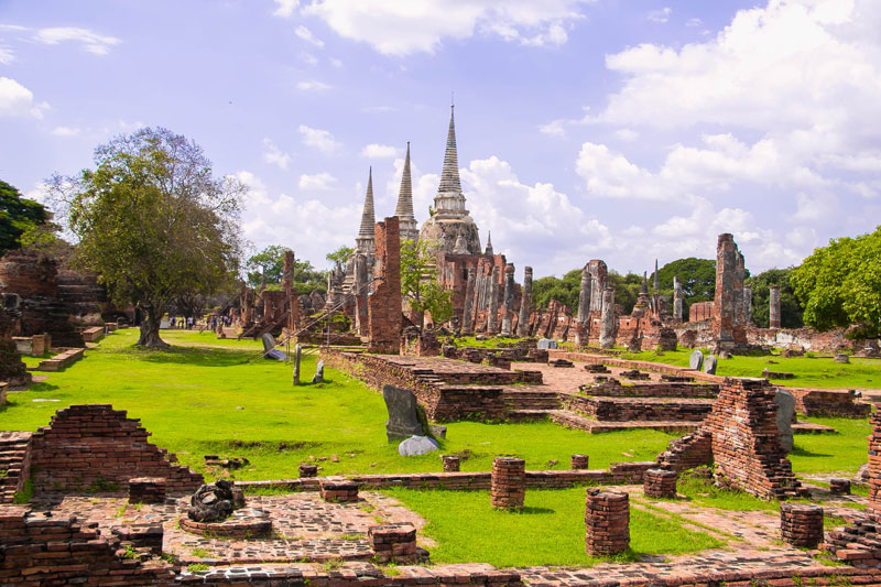 7. Công viên lịch sử Ayutthaya. Tọa lạc tại thành cổ Ayutthaya, Thái Lan. Thành phố này được vua Ramathibodi I (U-thong) thành lập năm 1350 và đã là kinh đô của Thái Lan cho đến khi nó bị phá hủy bởi quân đội Myanmar (năm 1767). Với diện tích 2.556 km2, công viên lịch sử Ayutthaya là tổ hợp di tích bao gồm rất nhiều đền, chùa, bảo tàng… Công viên hiện tại là một trong những di tích hàng năm thu hút rất đông du khách. Đây thật sự là một thành phố vĩ đại và là một trong những di tích lịch sử có sức hấp dẫn và được Unesco công nhận là di sản văn hóa thế giới vào tháng 12/1991.