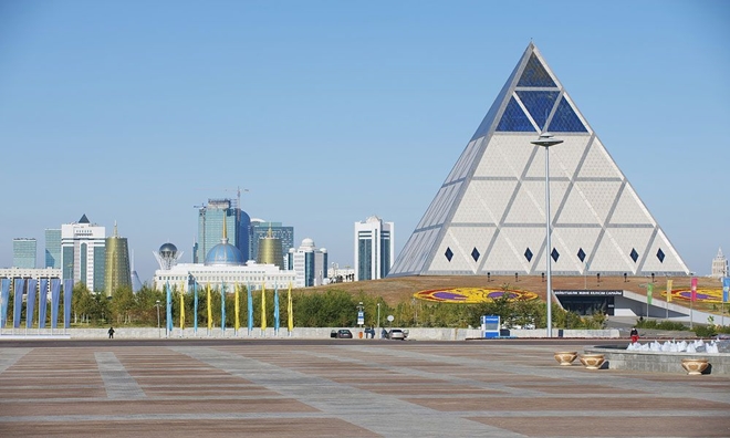 Kim tự tháp Hòa bình, hay Cung điện Hòa bình, là một trong những biểu tượng của Kazakhstan do kiến trúc sư người Anh Sir Norman Foster thiết kế. Nó chính thức mở cửa vào cuối năm 2006 với chi phí xây dựng khoảng 58 triệu USD. Kim tự tháp cao 77 m, gồm 6 khu vực khác nhau. Bên trong kim tự tháp là một nhà hát opera 1.500 chỗ ngồi, một bảo tàng văn hóa quốc gia, thư viện và trung tâm nghiên cứu các cộng đồng Kazakhstan. Ảnh: Dmitry Chulov.