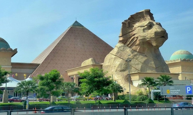 Kim tự tháp Sunway là một trong những trung tâm thương mại lớn nhất ở Malaysia với diện tích 372.000 m2. Những người tới đây mua sắm có thể chiêm ngưỡng nhiều bức tượng pharaoh, chữ tượng hình và tượng nhân sư. Ảnh: Cmglee.