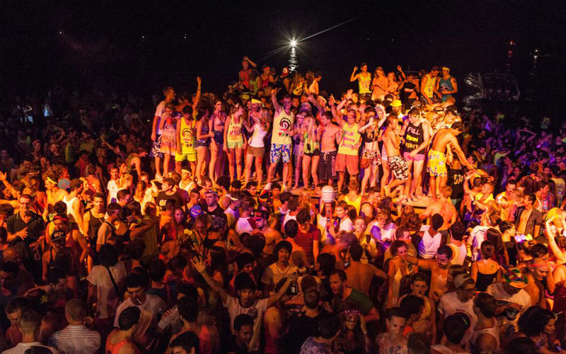9. Bữa tiệc trăng rằm ở Haad Rin. Đây là bữa tiệc được tổ chức hàng tháng trên bãi biển Haad Rin, thuộc đảo Ko Pha Ngan, Thái Lan. Ban đầu, đây chỉ là bữa tiệc cá nhân do một du khách tổ chức với sự tham gia của nhóm bạn vào khoảng giữa năm 1986-1988. Ngày nay, tiệc đêm rằm nổi tiếng thu hút hơn 20.000 du khách đến từ khắp nơi trên thế giới. Trong bữa tiệc còn đàn guitar, âm nhạc, bia…