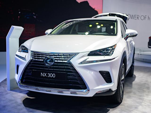 Lexus NX 2018 ra mắt thị trường Việt Nam. Tại triển lãm VMS 2017, mẫu SUV hạng sang cỡ nhỏ Lexus NX đã ra mắt phiên bản mới với những nâng cấp ở thiết kế nội/ngoại thất và vận hành. (CHI TIẾT)
