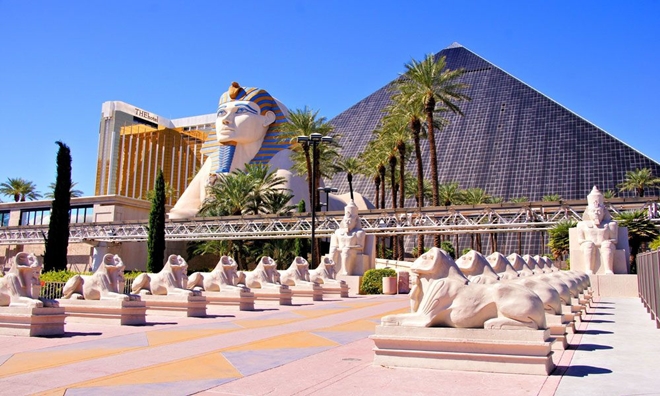 Khách sạn Luxor ở Las Vegas, Mỹ, là khách sạn lớn thứ 9 thế giới với hơn 4.400 phòng. Nó được thiết kế theo hình dạng của kim tự tháp với một tượng Nhân sư ở phía trước tòa nhà. Khách sạn ngoài chức năng lưu trú còn có nhiều hoạt động giải trí hấp dẫn. Đặc biệt, ở đây có một khu giải trí chỉ dành riêng cho người từ 18 tuổi trở lên. Ảnh: JeniFoto.