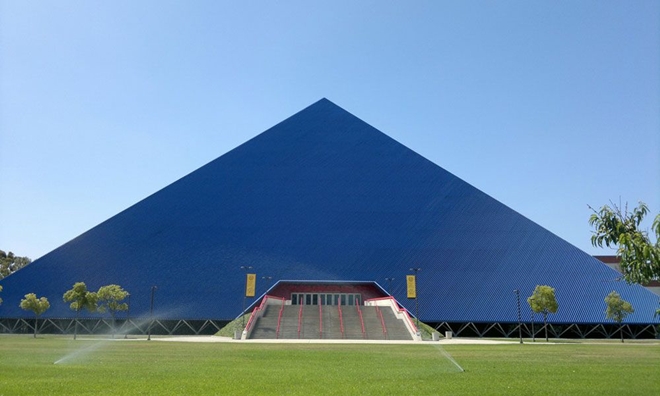 Kim tự tháp Walter là một trong 4 công trình được xây dựng theo đúng phong cách của kim tự tháp Ai Cập tại Mỹ. Đây là sân vận động đa năng với sức chứa hơn 5.000 chỗ ngồi, nằm trong khuôn viên của Đại học Long Beach, California, Mỹ. Ảnh: Flickr.