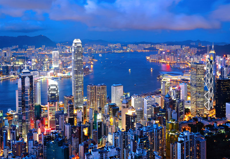 2. Hồng Kông. Đây là Đặc khu hành chính thuộc Trung Quốc. Hồng Kông từng là lãnh thổ phụ thuộc của Anh từ năm 1842 đến khi chuyển giao chủ quyền cho Cộng hòa Nhân dân Trung Hoa năm 1997. Nơi đây thường được mô tả là nơi phương Đông gặp phương Tây, điều này được phản ánh trong hạ tầng kinh tế, giáo dục và văn hóa đường phố.