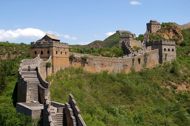 3. Vạn Lý Trường Thành. Bức tường thành nổi tiếng của Trung Quốc liên tục được xây dựng bằng đất và đá từ thế kỷ 5 TCN cho tới thế kỷ 16, để bảo vệ Đế quốc Trung Quốc khỏi những cuộc tấn công của người Hung Nô, Mông Cổ, người Turk, và những bộ tộc du mục khác đến từ những vùng hiện thuộc Mông Cổ và Mãn Châu. Đây là một trong những điểm du lịch hút khách nhất Trung Quốc.