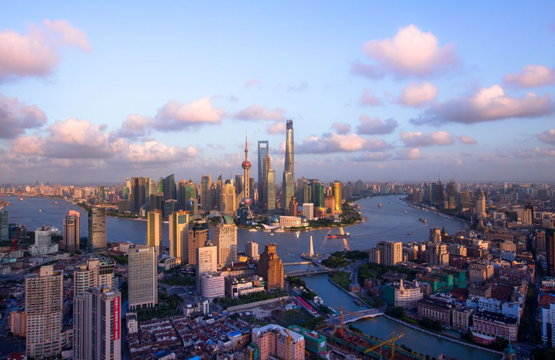 4. Thượng Hải. Là một trong bốn thành phố trực thuộc trung ương của Trung Quốc. Nó được xem là Thủ đô kinh tế của đất nước tỷ dân. Ngày nay, Thượng Hải có hải cảng sầm uất nhất thế giới, hơn cả cảng Singapore và Rotterdam. Thượng Hải đã từng một thời là trung tâm tài chính lớn thứ 3 thế giới, chỉ xếp sau Thành phố New York và Luân Đôn, và là trung tâm thương mại lớn nhất Viễn Đông cuối thế kỷ 19 và đầu thế kỷ 20.