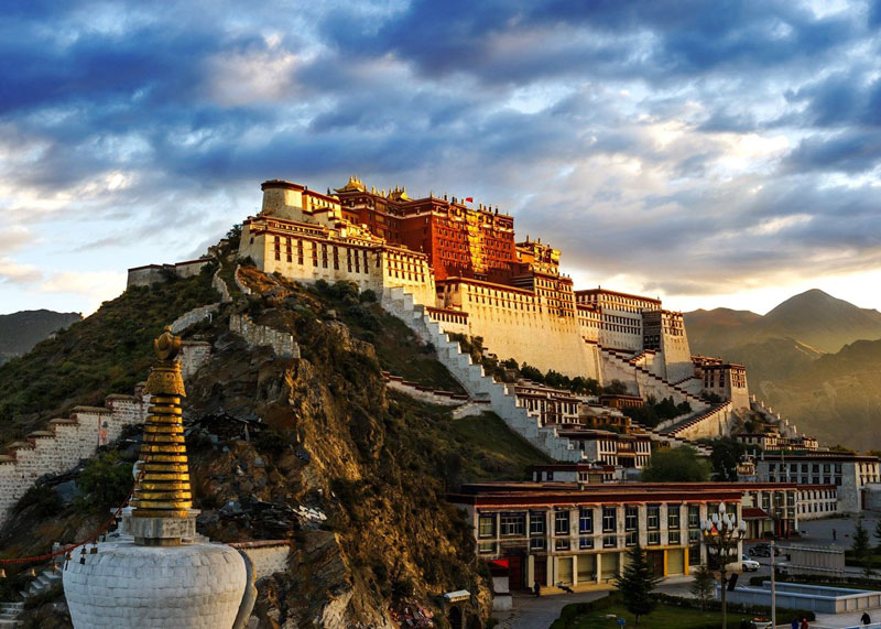 6. Lhasa. Là thành phố và Thủ đô hành chính của Khu tự trị Tây Tạng, Trung Quốc. Lhasa là một trong những thành phố cao nhất trên thế giới. Nó đã từng là thủ phủ tôn giáo và quản lý của Tây Tạng từ giữa thế kỷ 17. Nơi đây có nhiều di tích Phật giáo Tây Tạng quan trọng về văn hoá như Cung điện Potala, chùa Jokhang và Cung điện Norbulingka.
