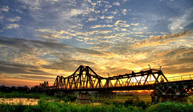 Hiện nay, cầu Long Biên được xem là biểu tượng của Hà Nội. Ảnh: LensMF.