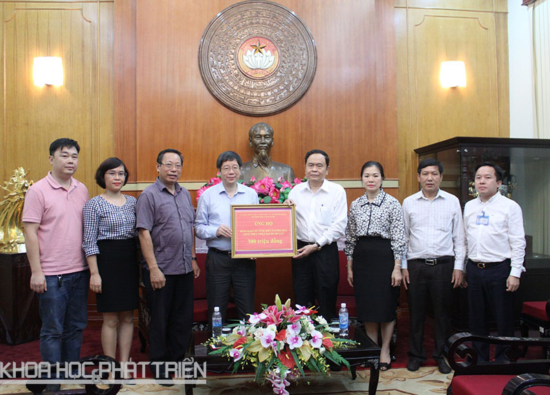 Thứ trưởng Trần Quốc Khánh (thứ tư từ trái qua) trao số tiền ủng hộ tới Ủy Ban trung ương MTTQ Việt Nam
