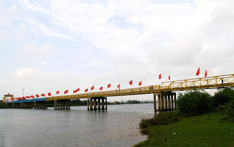Cầu là ranh giới chia cắt Việt Nam thành hai miền (miền Bắc xây dựng chủ nghĩa xã hội và chi viện cho Mặt trận Giải phóng miền Nam), (miền Nam do chính thể Việt Nam Cộng hoà quản lý) trong suốt 21 năm (1954-1975). Ảnh: Diem Dang Dung.