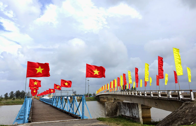 Ngày 18/5/2003, tỉnh Quảng Trị đã tổ chức khánh thành công trình phục chế cầu Hiền Lương bắc qua sông Bến Hải, được khởi công tháng 4, 2002 với tổng số tiền đầu tư 6,5 tỷ đồng, cầu phục chế dài 182,97m gồm 7 nhịp, mặt lát gỗ lim. Ảnh: Trungta.
