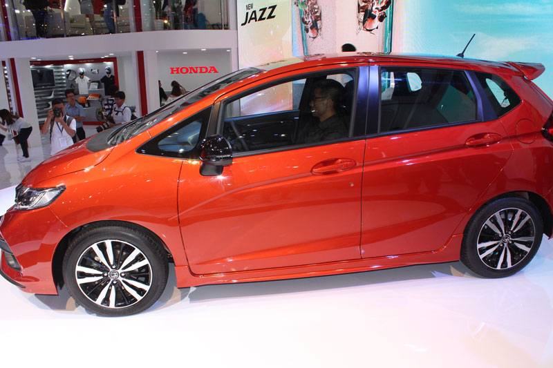 Chi tiết Honda Jazz phiên bản thể thao vừa ra mắt tại Việt Nam. Mẫu xe cỡ nhỏ Honda Jazz phiên bản thể thao RS sở hữu màu sắc cam nổi bật hơn so với bản thường. (CHI TIẾT)