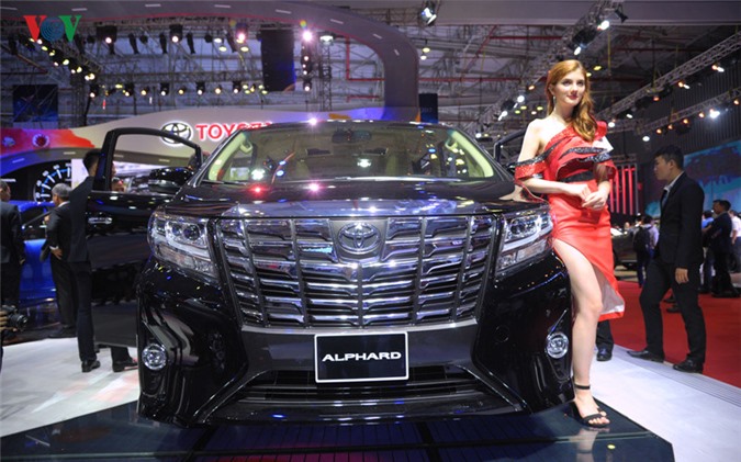 Cận cảnh Toyota Alphard giá hơn 3,5 tỷ đồng tại Việt Nam. Được ví như một 