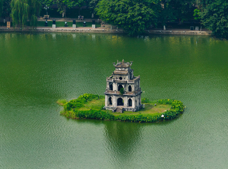 Tên hồ được lấy để đặt cho một quận trung tâm của Hà Nội (quận Hoàn Kiếm) và là hồ nước duy nhất của quận này cho đến ngày nay. Ảnh: Long Ngoc.