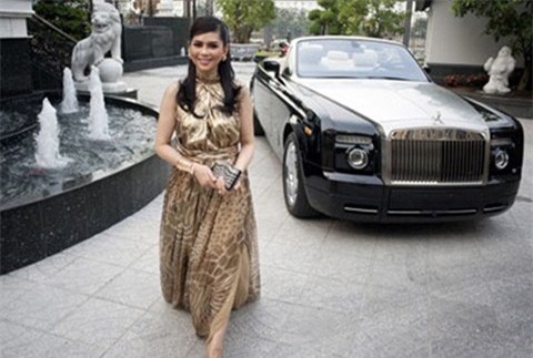  Bà Thủy Tiên cùng chiếc Rolls-Royce tại biệt thự của mình. 
