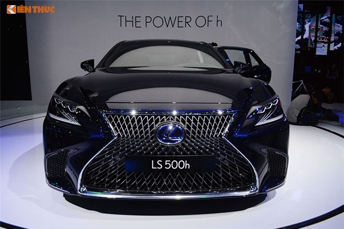 Cận cảnh xế sang hybrid tiền tỷ Lexus LS500h tại Việt Nam. Dòng xe cao cấp nhất của Lexus là LS 2018 lần đầu tiên đã có mặt tại Việt Nam với phiên bản 