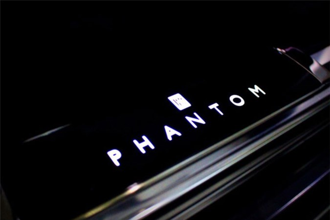 Sieu xe sang Rolls-Royce Phantom 2018 dau tien lan banh-Hinh-6